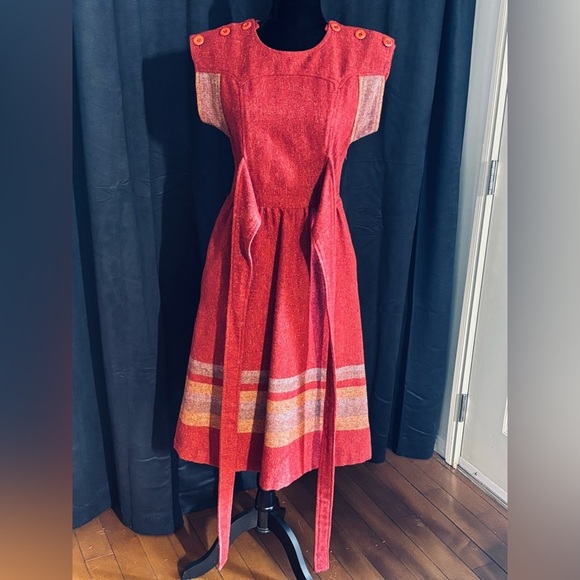 Gorgeous vintage brick red wool dress with built-in sash belt - Picture 5 of 9